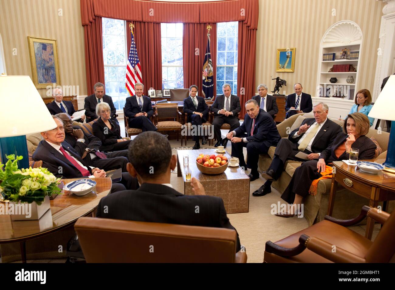 Präsident Barack Obama trifft sich mit der demokratischen Führung des Kongresses im Oval Office, 18. November 2010. (Offizielles Foto des Weißen Hauses von Pete Souza) Dieses offizielle Foto des Weißen Hauses wird nur zur Veröffentlichung durch Nachrichtenorganisationen und/oder zum persönlichen Druck durch die Betreffzeile(en) des Fotos zur Verfügung gestellt. Das Foto darf in keiner Weise manipuliert werden und darf nicht in kommerziellen oder politischen Materialien, Anzeigen, E-Mails, Produkten oder Werbeaktionen verwendet werden, die in irgendeiner Weise die Zustimmung oder Billigung des Präsidenten, der ersten Familie oder des Weißen Hauses nahelege. Stockfoto