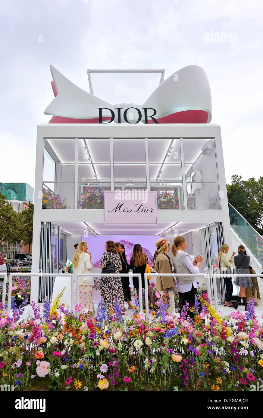 Dior pop up garten -Fotos und -Bildmaterial in hoher Auflösung – Alamy