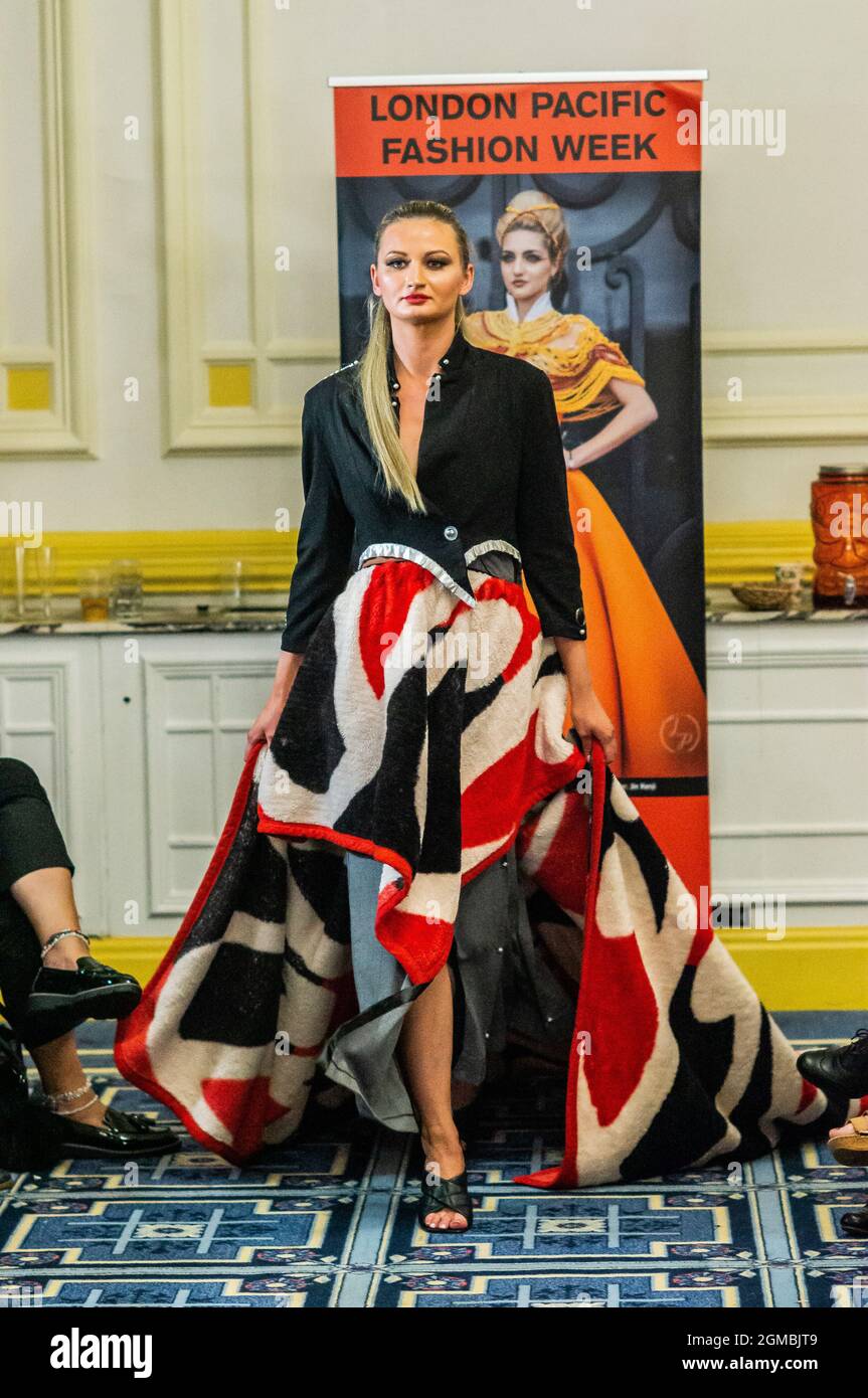 London, Großbritannien. September 2021. London Pacific Fashion Week SS22 im Royal Horse Guards Hotel. London, Großbritannien. Kredit: Peter Hogan/Alamy Live Nachrichten Stockfoto