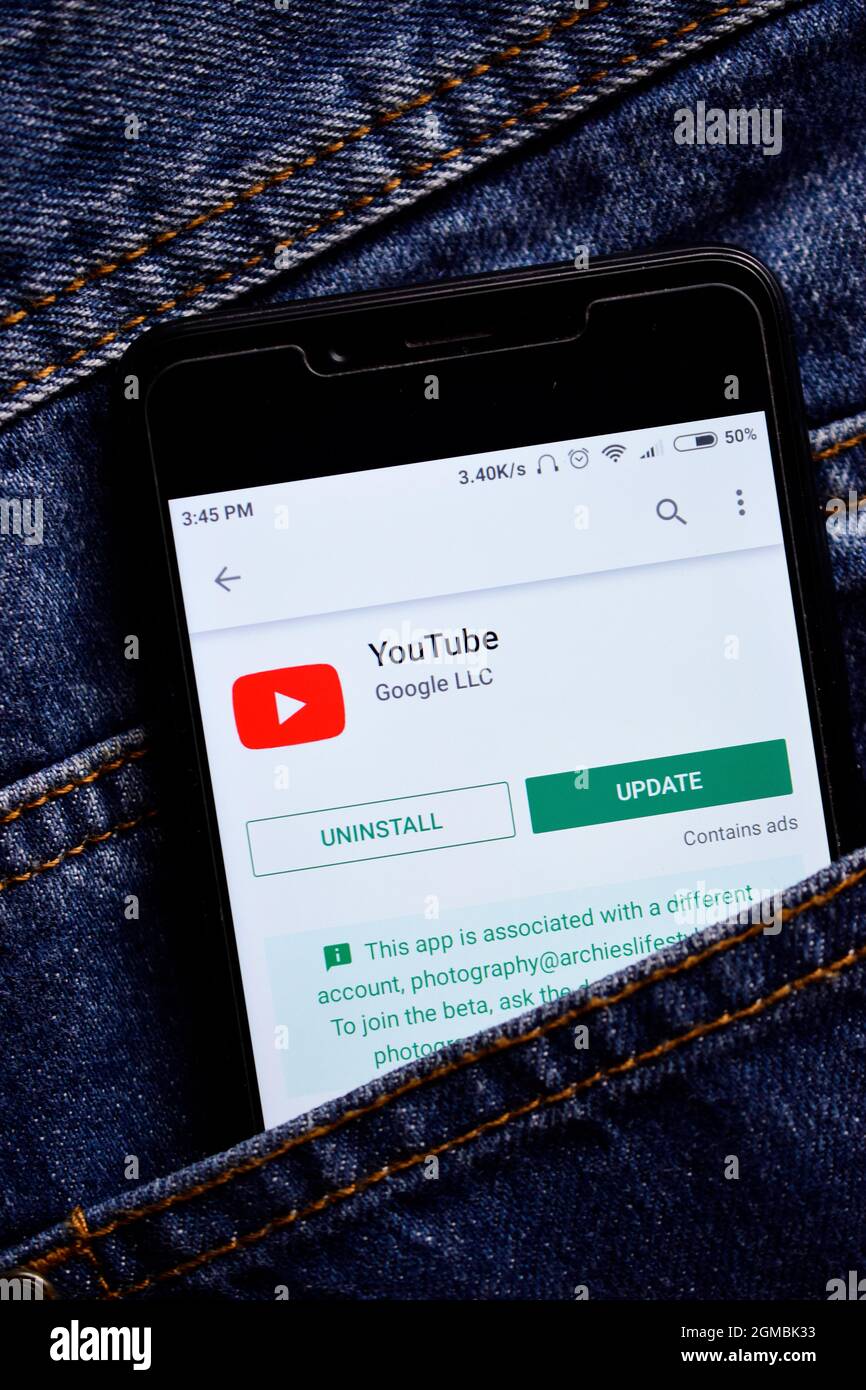 Delhi, Indien, 13. Mai 2019: YouTube-Anwendung auf Smartphone in Jeans-Tasche, YouTube-App auf Play Store Stockfoto