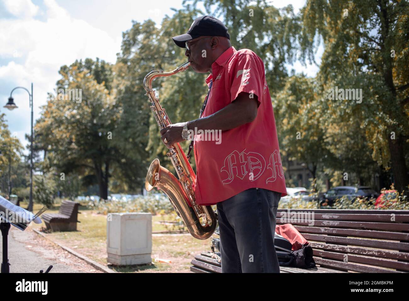 Belgrad, Serbien, 21. Jul 2021: Portrait eines Jazzmusikers, der an der Donaupromenade in Zemun Saxophon spielt Stockfoto
