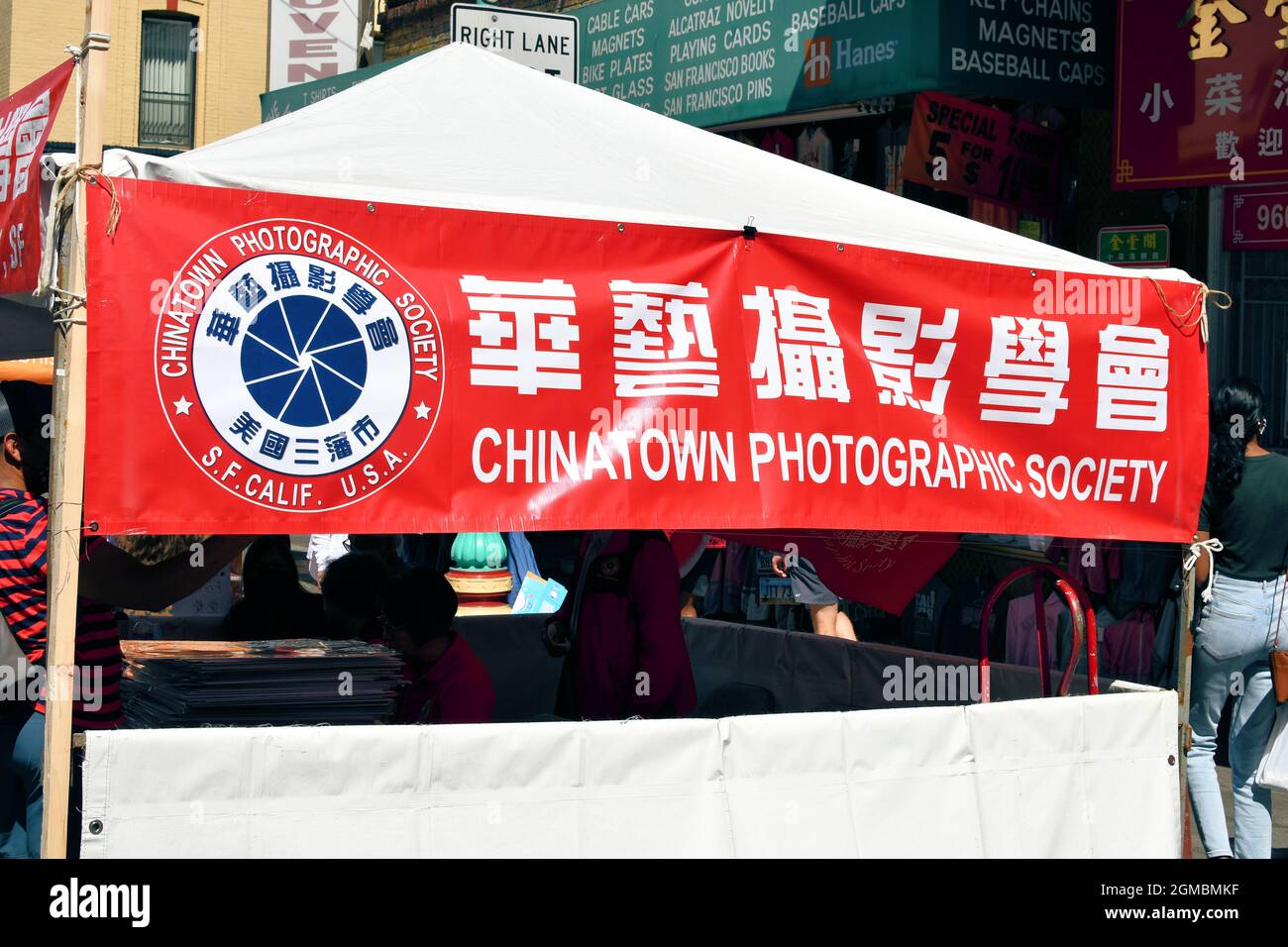 Stand der Chinatown Photographic Society auf einem Straßenfestival, das fotografische Aktivitäten und die Kunst der Fotografie fördert; San Francisco, Kalifornien, USA. Stockfoto