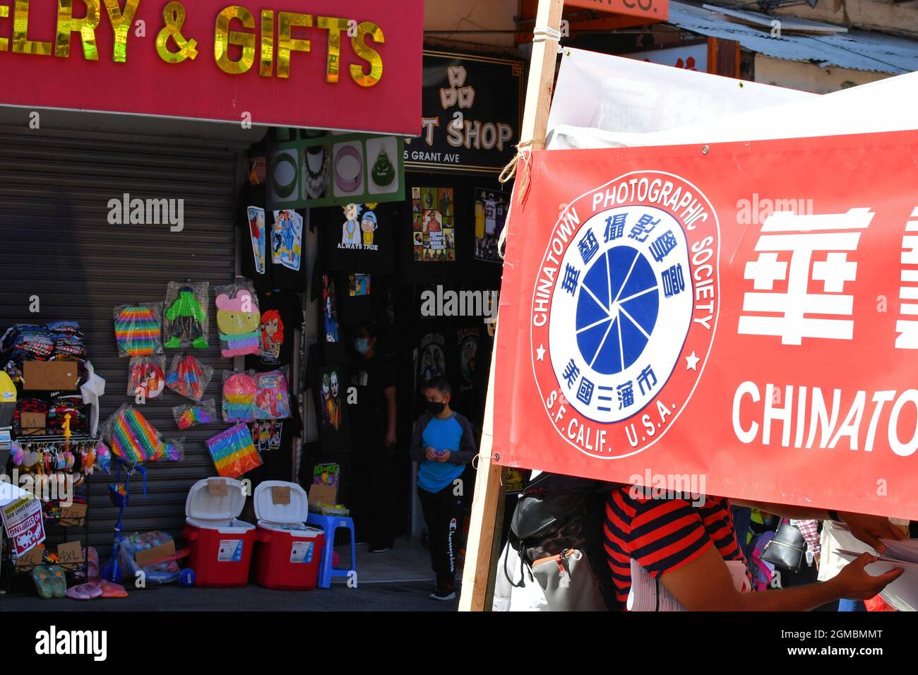 Stand der Chinatown Photographic Society auf einem Straßenfestival, das fotografische Aktivitäten und die Kunst der Fotografie fördert; San Francisco, Kalifornien, USA. Stockfoto