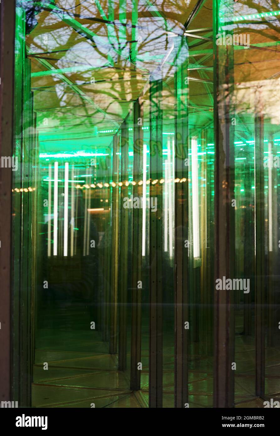Spiegelhaus, Glaslabyrinth auf einem Vergnügungsmarkt, abstraktes Konzept, um den Ausweg zu finden Stockfoto