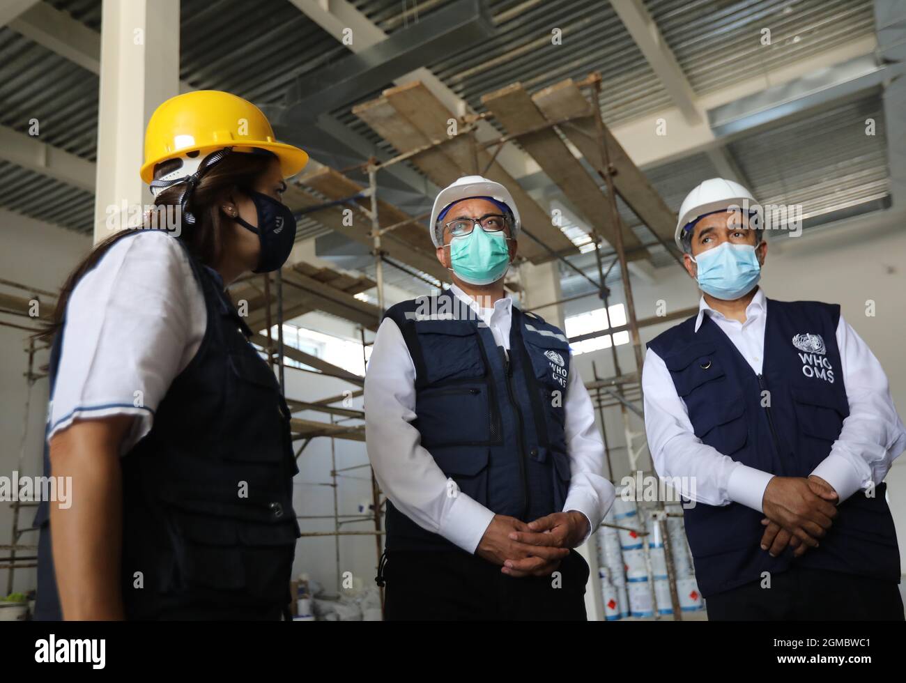 Beirut, Libanon. September 2021. Der Generaldirektor der Weltgesundheitsorganisation (WHO) Tedros Adhanom Ghebreyesus (C) besucht am 17. September 2021 das neue Drogenlager in Beirut, Libanon. Tedros Adhanom Ghebreyesus sagte am Freitag, dass die WHO ein Expertenteam entsenden werde, um Libanon bei der Identifizierung von Problemen im Gesundheitssektor zu unterstützen und einen Strategieplan für Reformen zu erarbeiten. Quelle: Bilal Jawich/Xinhua/Alamy Live News Stockfoto