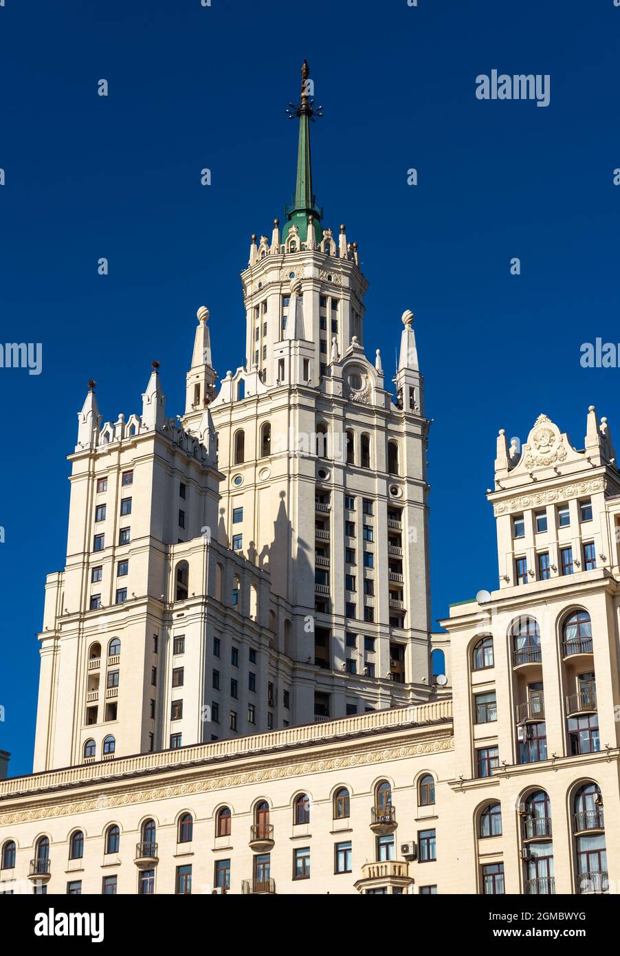 Gebäude am Kotelnicheskaya-Ufer, Moskau, Russland. Dieser Wolkenkratzer wurde in der Stalin-Ära im Stadtzentrum von Moskau im sowjetischen Design gebaut. Alte russische Architektur Stockfoto