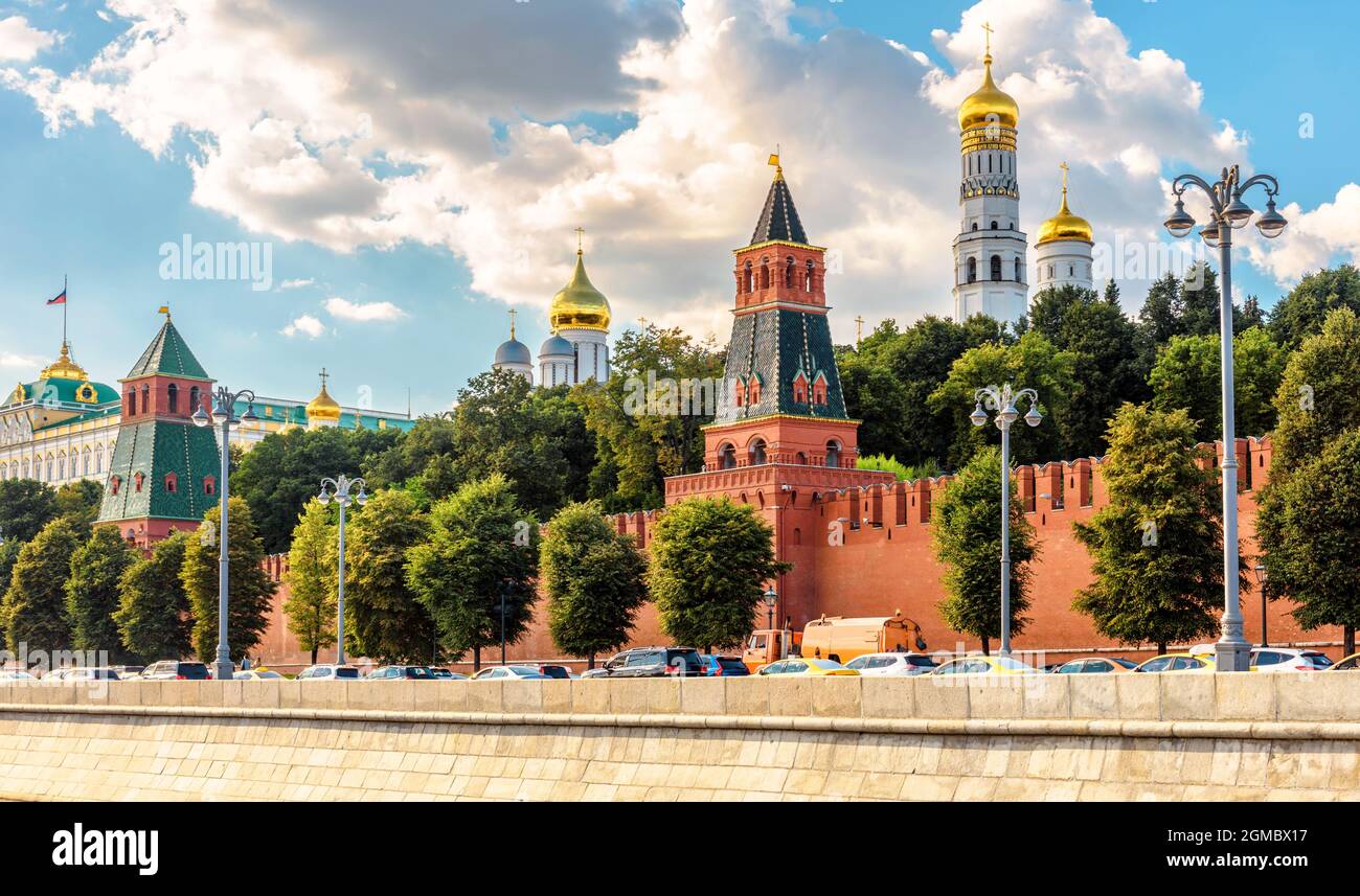 Moskauer Kreml im Sommer, Russland. Es ist die Top-Touristenattraktion von Moskau. Panorama des Kremldamms und der Mauer am Moskwa-Fluss. Stadtlandschaft von Stockfoto