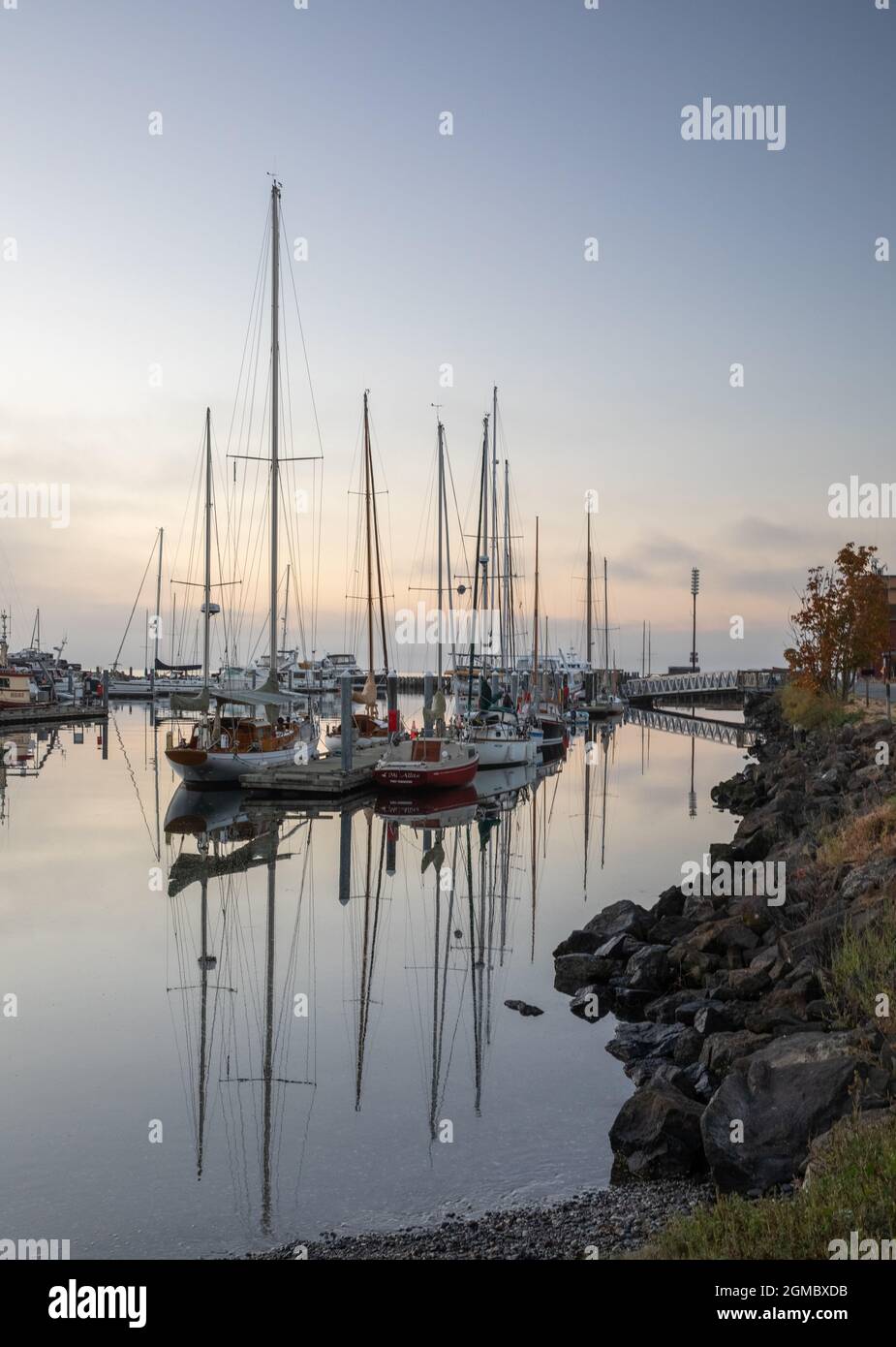 Port Townsend, WA; USA - 9. September 2021: Boote in der Point Hudson Marina im Port Townsend, Washington bei Sonnenaufgang. Stockfoto