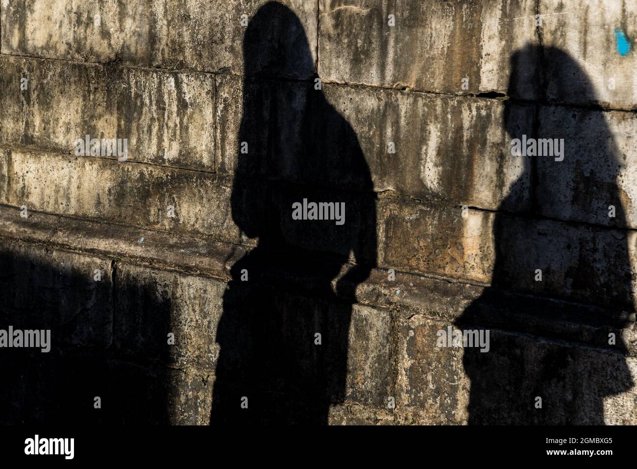 Zwei Personen Schatten an der Wand eines historischen Gebäudes in Pelourinhour. Salvador, Bahia, Brasilien. Stockfoto