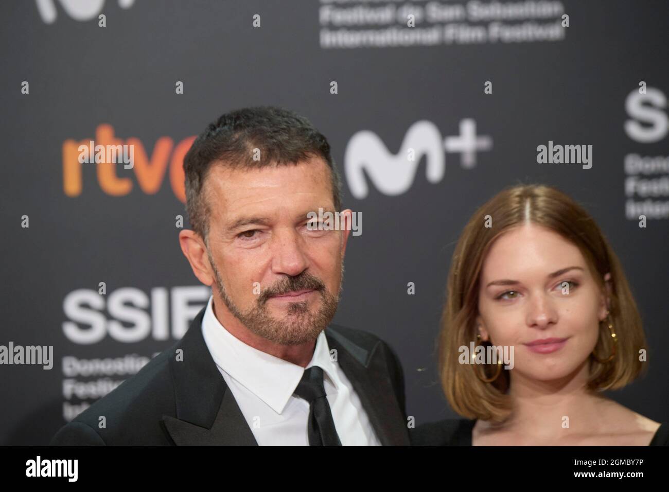 San Sebastian, Spanien. September 2021. Antonio Banderas, Stella del Carmen, nahm am 17. September 2021 an der Eröffnungszeremonie des Roten Teppichs während des 69. Internationalen Filmfestivals von San Sebastian im Kursaal Palace in Donostia / San Sebastian, Spanien Teil. Quelle: MPG/Alamy Live News Stockfoto