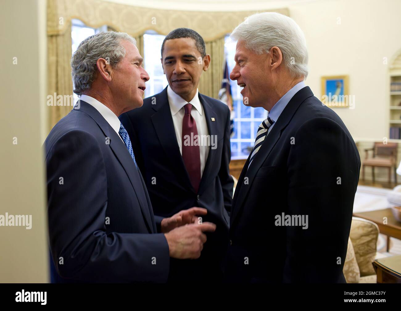 16. Januar 2010 „Präsident Obama hatte die beiden ehemaligen Präsidenten aufgefordert, bei der Situation in Haiti zu helfen. Während ihrer öffentlichen Bemerkungen im Rosengarten hatte Präsident Clinton über Präsident Bush gesagt: ‘Ich habe bereits herausgefunden, wie ich ihn dazu bringen kann, einige Dinge zu tun, für die er sich nicht angemeldet hat.“ Später, zurück im Oval, fragt Präsident Bush scherzhaft Präsident Clinton, was er vor Augen hatte.“ (Offizielles Foto des Weißen Hauses von Pete Souza) Dieses offizielle Foto des Weißen Hauses wird nur zur Veröffentlichung durch Nachrichtenorganisationen und/oder zum persönlichen Druck durch die zur Verfügung gestellt Stockfoto