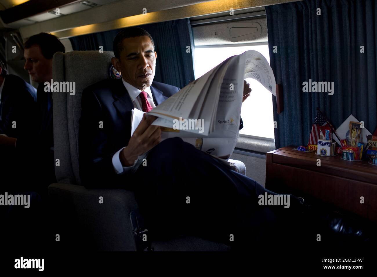 22. Mai 2009 „Wir flogen mit dem Hubschrauber Marine One zur U.S. Naval Academy und der Präsident las den Business-Teil der New York Times. Er ist ein gefräßiger Leser.“ (Offizielles Foto des Weißen Hauses von Pete Souza) Dieses offizielle Foto des Weißen Hauses wird nur zur Veröffentlichung durch Nachrichtenorganisationen und/oder zum persönlichen Druck durch die Betreffzeile(en) des Fotos zur Verfügung gestellt. Das Foto darf in keiner Weise manipuliert werden und darf nicht in kommerziellen oder politischen Materialien, Anzeigen, E-Mails, Produkten oder Werbeaktionen verwendet werden, die in irgendeiner Weise eine Genehmigung oder ein Einverständnis vorschlagen Stockfoto