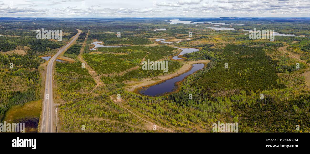 Erhöhter Panoramablick auf viele Seen entlang des Highway 97 Cariboo Highway, bei Lomond, Loch nach 70 Mile House, British Columbia, Kanada Stockfoto