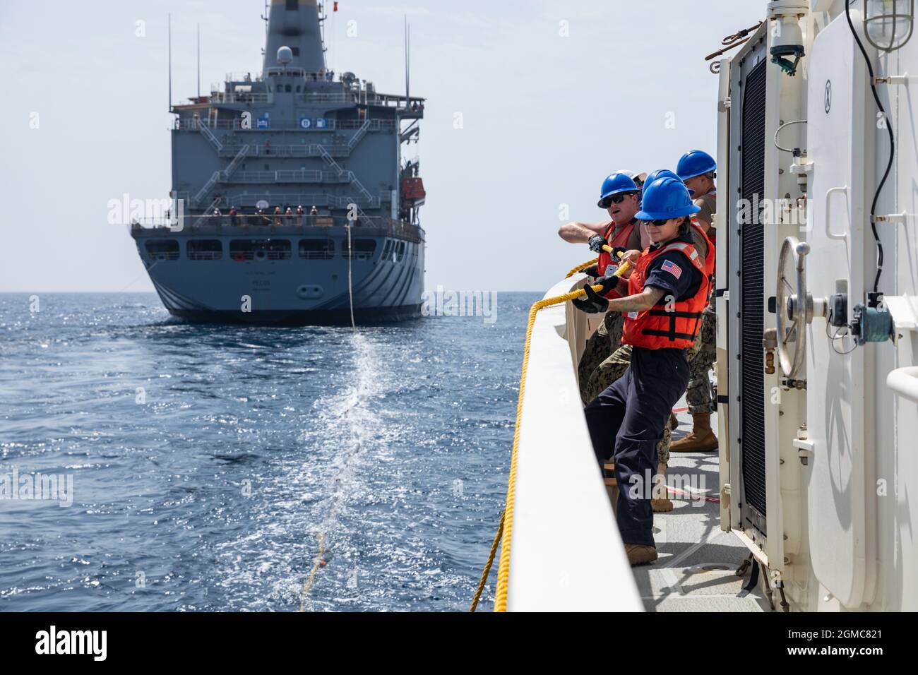 210901-A-RK348-1281 GOLF VON OMAN (SEP. 1, 2021) – Coast Guardsmen beauftragt, schnelle Reaktion Cutter USCGC Robert Goldman (WPC 1142), holen Sie eine Linie vor der Durchführung einer Betankung auf See mit Flottennachfüller USNS Pecos (T-AO 197) im Golf von Oman, September 1. Robert Goldman wird in den Einsatzbereich der 5. US-Flotte eingesetzt, um Marineinteraktionen zu unterstützen, um die maritime Stabilität und Sicherheit in der Zentralregion zu gewährleisten und das Mittelmeer und den Pazifik durch den westlichen Indischen Ozean und drei strategische Engpässe zu verbinden. (USA Armeefoto von CPL. Thiem Huynh) Stockfoto