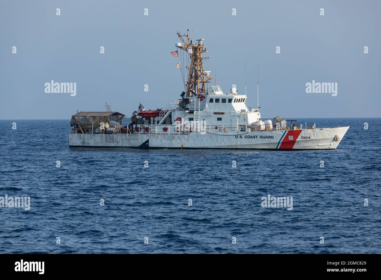 210908-A-RK348-1351 GOLF VON OMAN (SEP. 8, 2021) – Patrouillenboot USCGC Maui (WPB 1304), durchfährt den Golf von Oman, Sept. 8. Maui wird in den Einsatzbereich der 5. US-Flotte eingesetzt, um Marineinteraktionen zu unterstützen, um die maritime Stabilität und Sicherheit in der Zentralregion zu gewährleisten und das Mittelmeer und den Pazifik durch den westlichen Indischen Ozean und drei strategische Engpässe zu verbinden. (USA Armeefoto von CPL. Thiem Huynh) Stockfoto