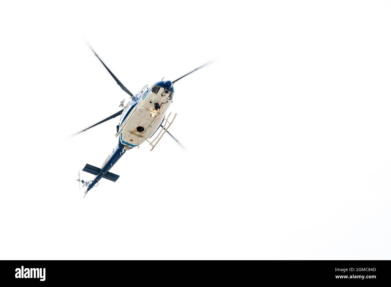 WASHINGTON, DC (Sept 16, 2021) – Ein Hubschrauber der US-Parkpolizei fliegt während des jährlichen NAVSEA Remembrance Run an Bord der Washington Navy Yard über die Startlinie. (USA Navy Foto von Elizabeth Kearns) Stockfoto