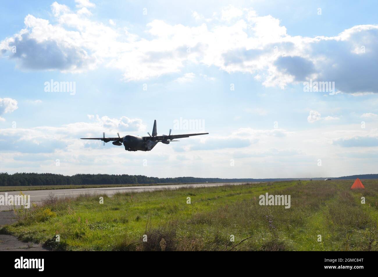 Eine polnische Luftwaffe C-130E Hercules landet während der Flugablösung Rotation 21.4, 15. September 2021, auf einer verlassenen Landebahn in der Nähe von Biala Podlaska, Polen. Während der Avdet 21.4 werden die USA und Polen während der bilateralen Trainingsübung Agile Combat Employment Training durchführen. ACE stellt sicher, dass die US-Luftstreitkräfte in Europa zusammen mit Verbündeten und Partnern auf mögliche kurzfristige oder unaufgestellte Eventualitäten vorbereitet sind, indem sie es den Streitkräften ermöglichen, von Standorten aus mit unterschiedlichen Kapazitäten und Unterstützung zu operieren. Stockfoto