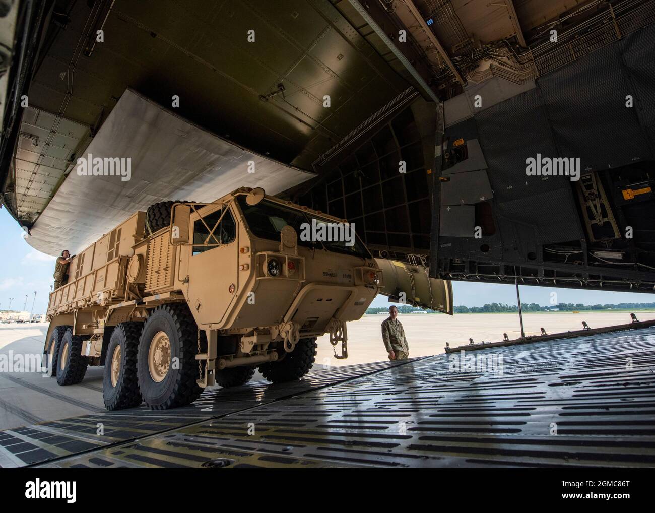 Ein Fahrzeug wird auf eine C-5 Super Galaxy auf dem Luftwaffenstützpunkt Seymour Johnson, North Carolina, am 11. August 2021 geladen. Gewicht pro Achse, Schwerpunkt, Verfestigungstechniken, g-Kraftausgleich und mehr müssen berechnet werden, um einen sicheren Transport der Ausrüstung zu gewährleisten. (USA Air Force Foto von Tech. Sgt. Kaleb Mayfield) Stockfoto