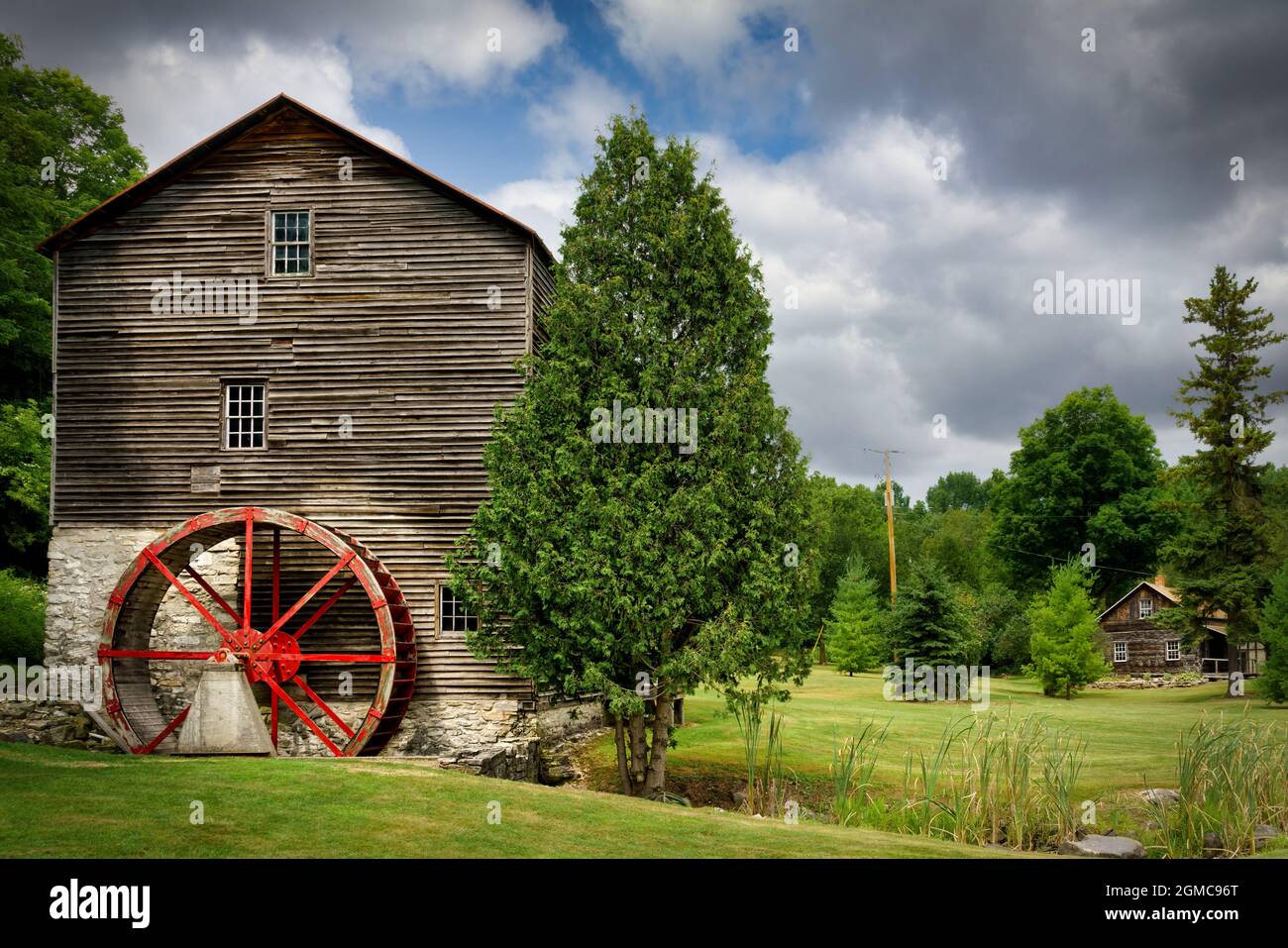 Eine alte Mühle befindet sich auf dem Land des Manitowoc County in Wisconsin. Stockfoto