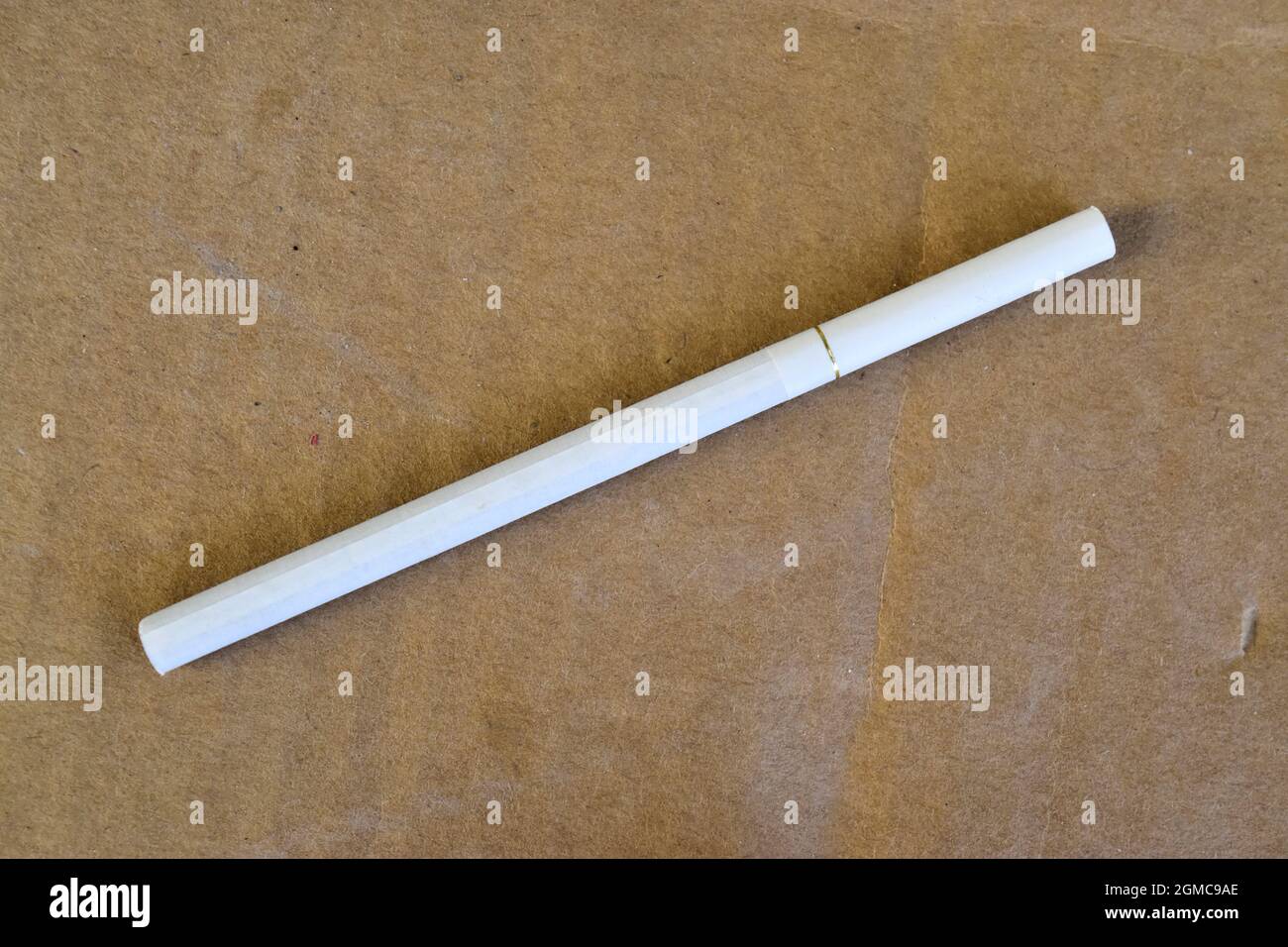 Zigarette in braunem Karton, schlanke Zigarette Stockfoto