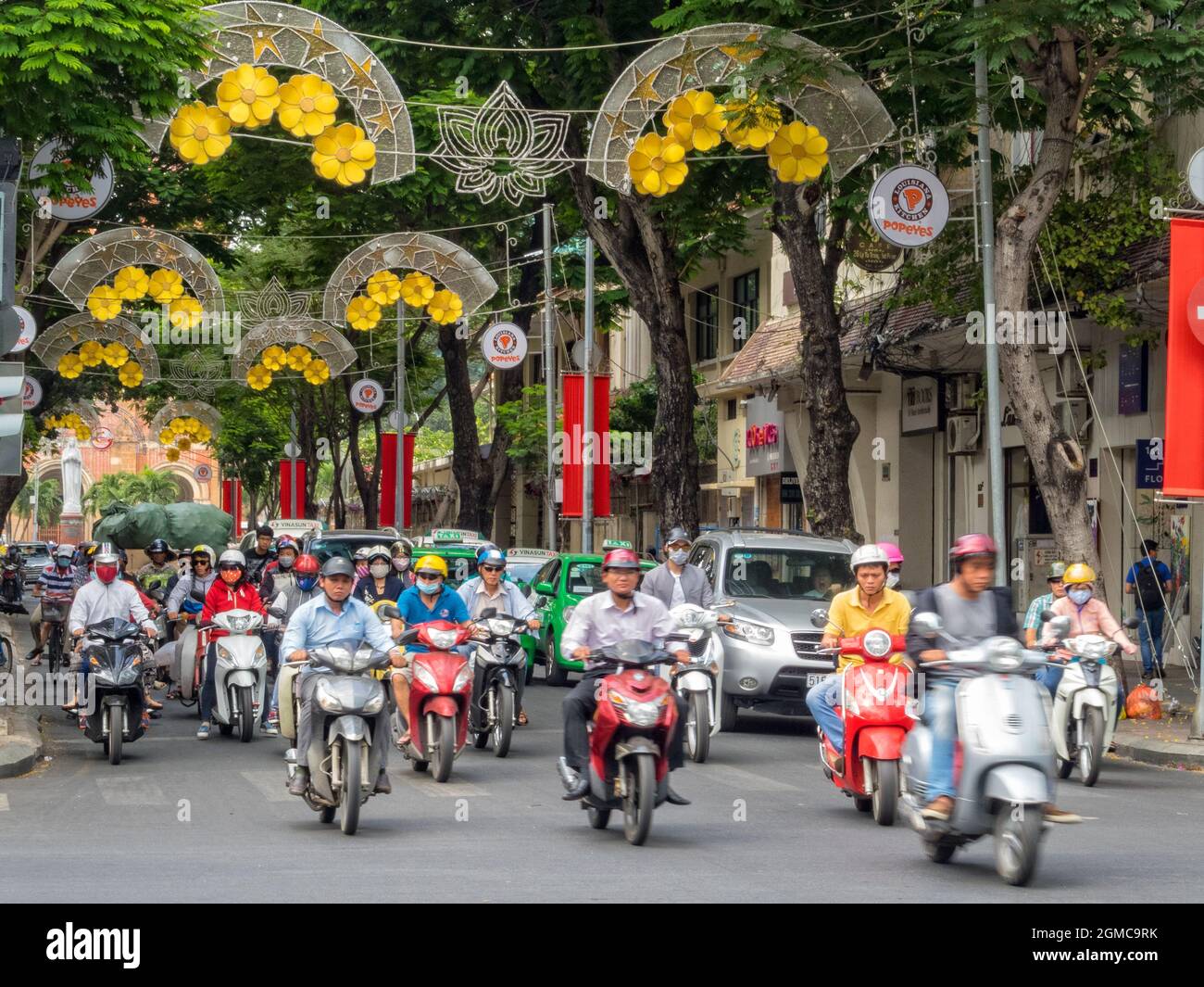 Die Hauptverkehrszeit auf der Dong Khoi Straße einige Tage vor dem vietnamesischen Neujahr - Ho Chi Minh Stadt, Vietnam Stockfoto