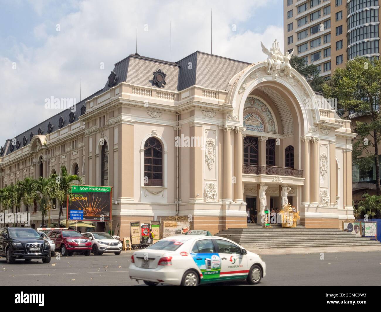 Das Stadtoper-Haus, auch bekannt als Stadttheater, ist ein Paradebeispiel für die französische Kolonialarchitektur - Ho Chi Minh City, Vietnam Stockfoto