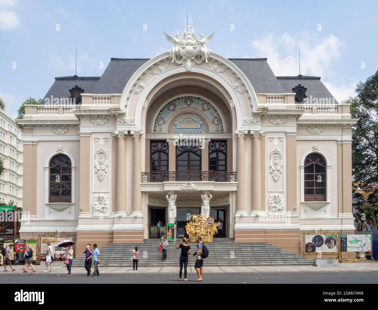 Das Stadtoper-Haus, auch bekannt als Stadttheater, ist ein Paradebeispiel für die französische Kolonialarchitektur - Ho Chi Minh City, Vietnam Stockfoto
