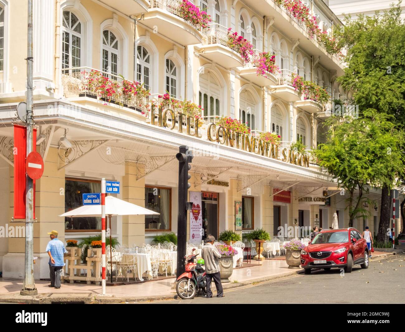 Das wunderschön renovierte französische Kolonialgebäude des Hotels Continental Saigon - Ho Chi Minh City, Vietnam Stockfoto