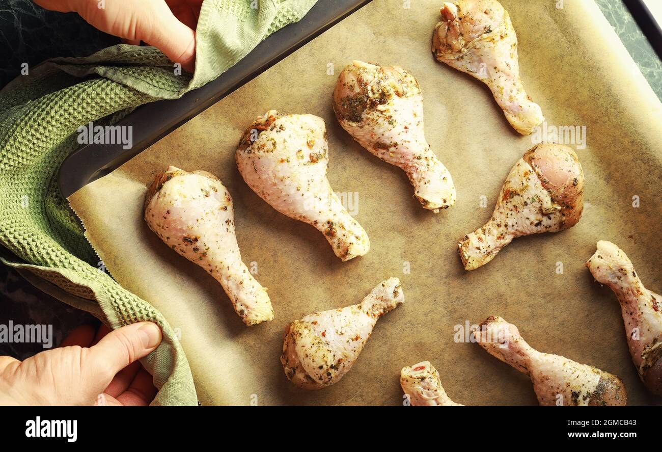 Gebackenes Hähnchen im Ofen. Putenbeine auf einem Backblech mit im Ofen ...