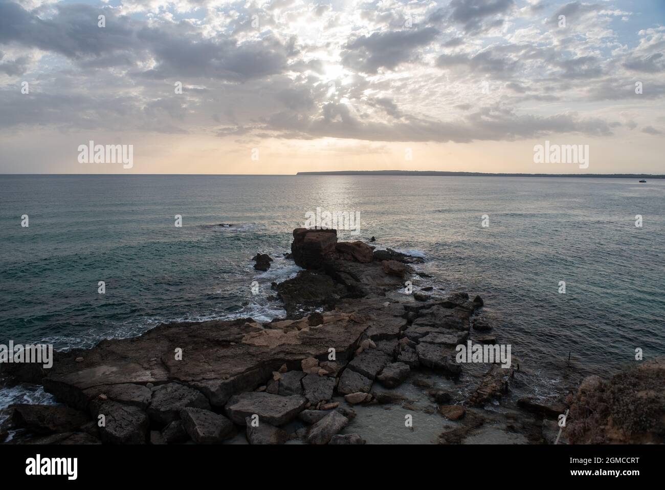 Wunderbarer Sonnenuntergang in Calo d es Mort auf der Insel Formentera in Spanien. Stockfoto