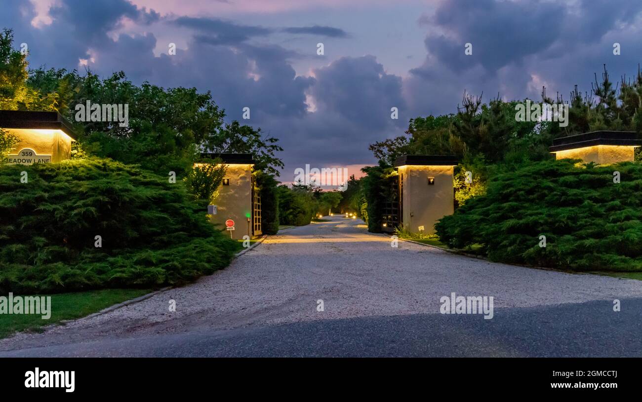 Auffahrt bei Nacht bei 359 Meadow Lane, Southampton, NY Stockfoto