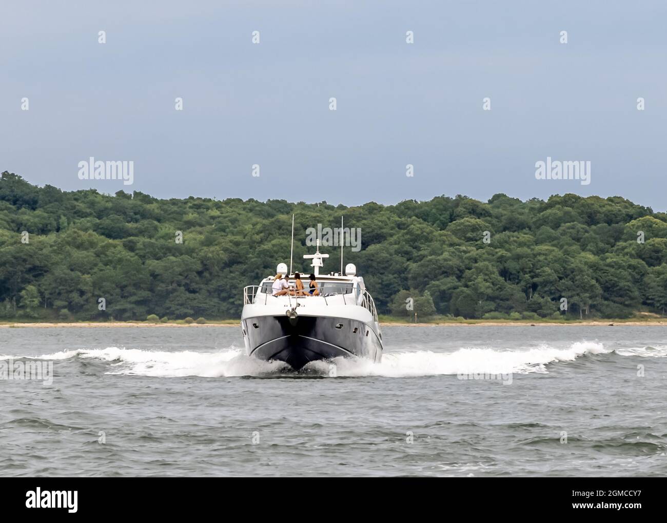 Motorboote fahren vor Shelter Island, NY Stockfoto