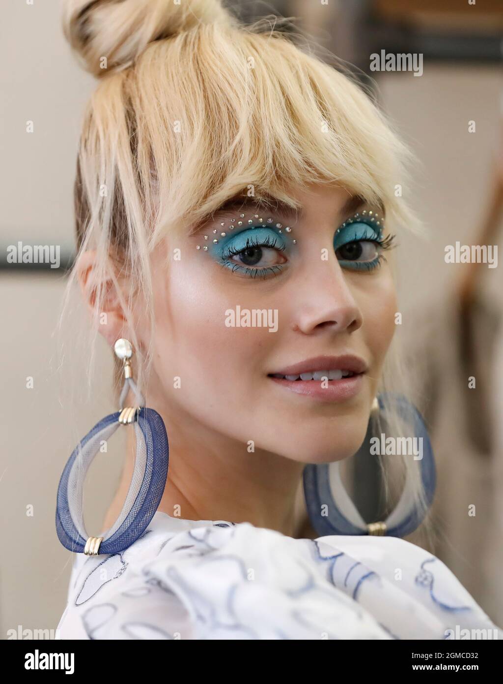 London, Großbritannien. September 2021. Ein Model präsentiert die Kreationen der Paul Costelloe Frühjahr/Sommer 2022 Kollektion während der London Fashion Week in London, Großbritannien, am 17. September 2021. Quelle: Han Yan/Xinhua/Alamy Live News Stockfoto