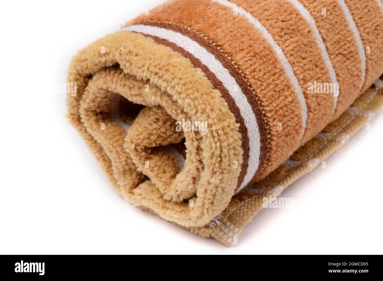 Nahaufnahme von braunen Streifen Handtuch isoliert auf weißem Hintergrund. Stockfoto