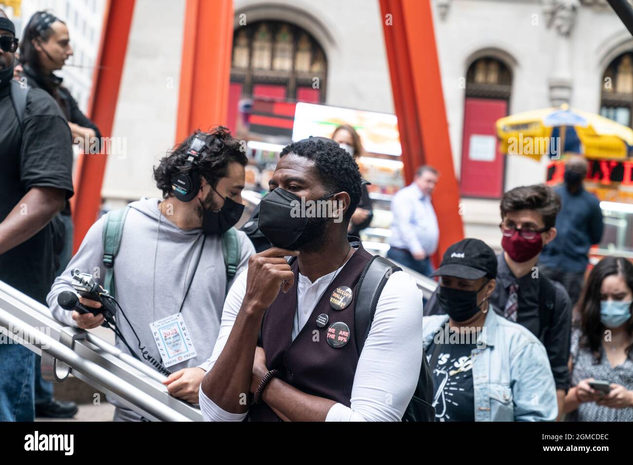 New York, NY - 17. September 2021: Nur wenige Menschen, die sich der öffentlichen Fürsprecherin Jumaane Williams angeschlossen haben, kamen zum 10. Jahrestag der Proteste von Occupy Wall Street in den berüchtigten Zuccotti Park Stockfoto