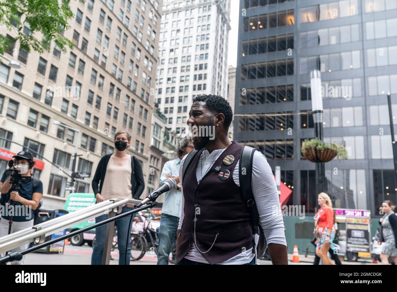 New York, NY - 17. September 2021: Nur wenige Menschen, die sich der öffentlichen Fürsprecherin Jumaane Williams angeschlossen haben, kamen zum 10. Jahrestag der Proteste von Occupy Wall Street in den berüchtigten Zuccotti Park Stockfoto