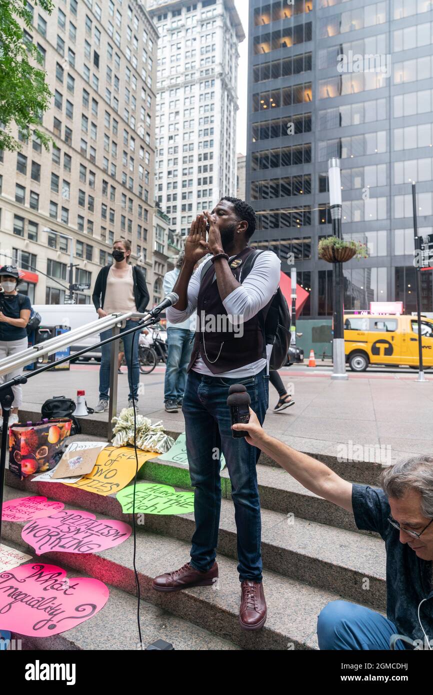 New York, NY - 17. September 2021: Nur wenige Menschen, die sich der öffentlichen Fürsprecherin Jumaane Williams angeschlossen haben, kamen zum 10. Jahrestag der Proteste von Occupy Wall Street in den berüchtigten Zuccotti Park Stockfoto