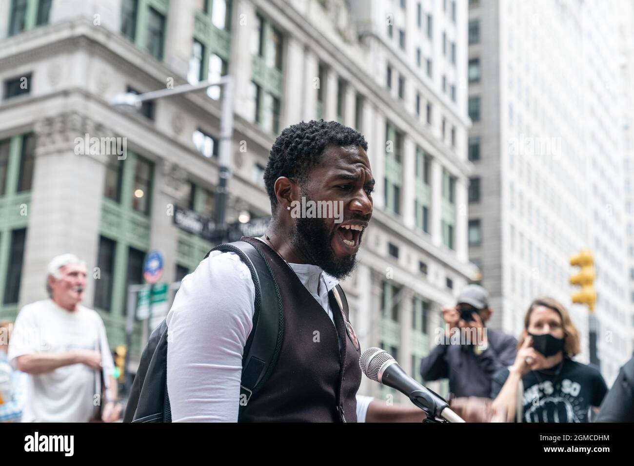 New York, NY - 17. September 2021: Nur wenige Menschen, die sich der öffentlichen Fürsprecherin Jumaane Williams angeschlossen haben, kamen zum 10. Jahrestag der Proteste von Occupy Wall Street in den berüchtigten Zuccotti Park Stockfoto