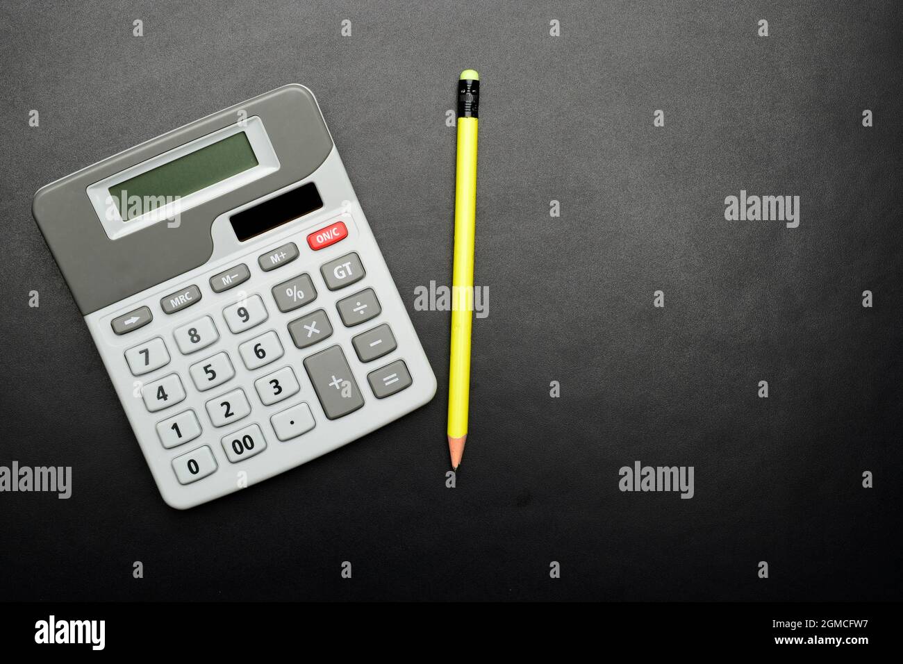 Bleistift mit Rechner auf schwarzem Hintergrund, Mathe's Bildung Stockfoto