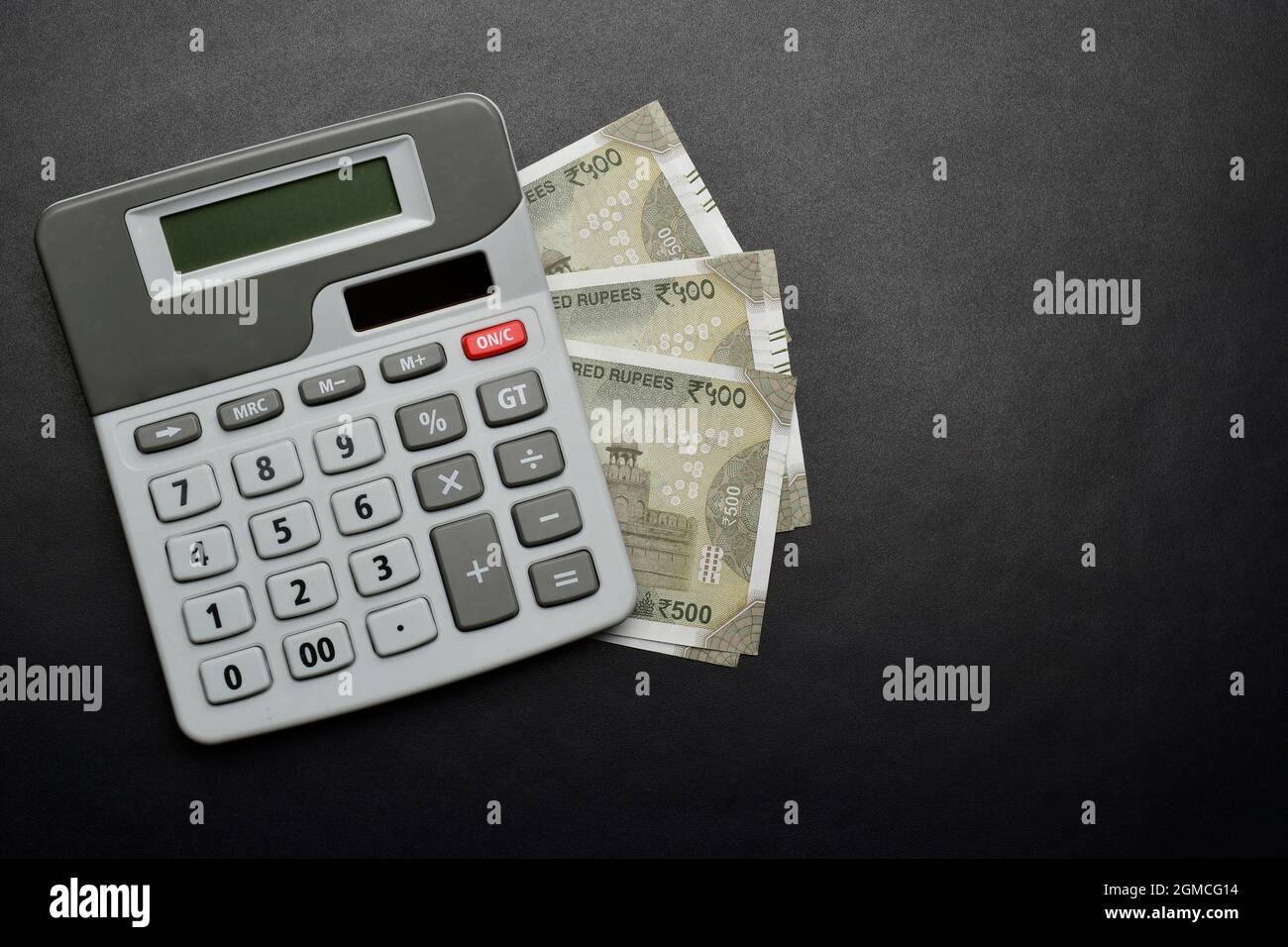 Draufsicht des Taschenrechners mit Geld, indische Währungsnote Stockfoto