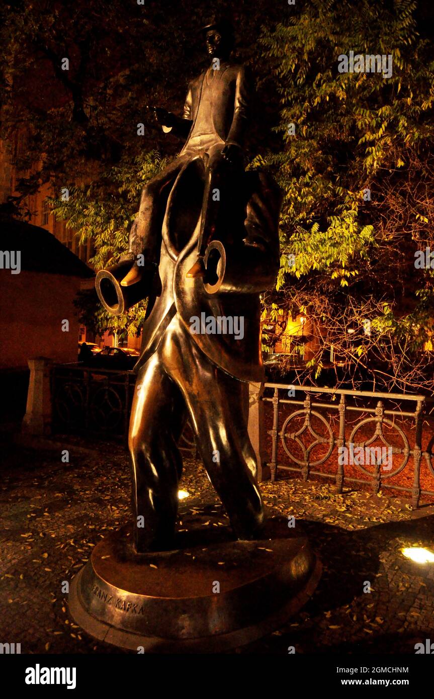 Skulptur Messingstatue von Franz Kafka auf Dusni und Vezenska Straße für Tschechien Menschen und ausländische Reisende Reise Besuch im jüdischen Viertel in Praha CI Stockfoto