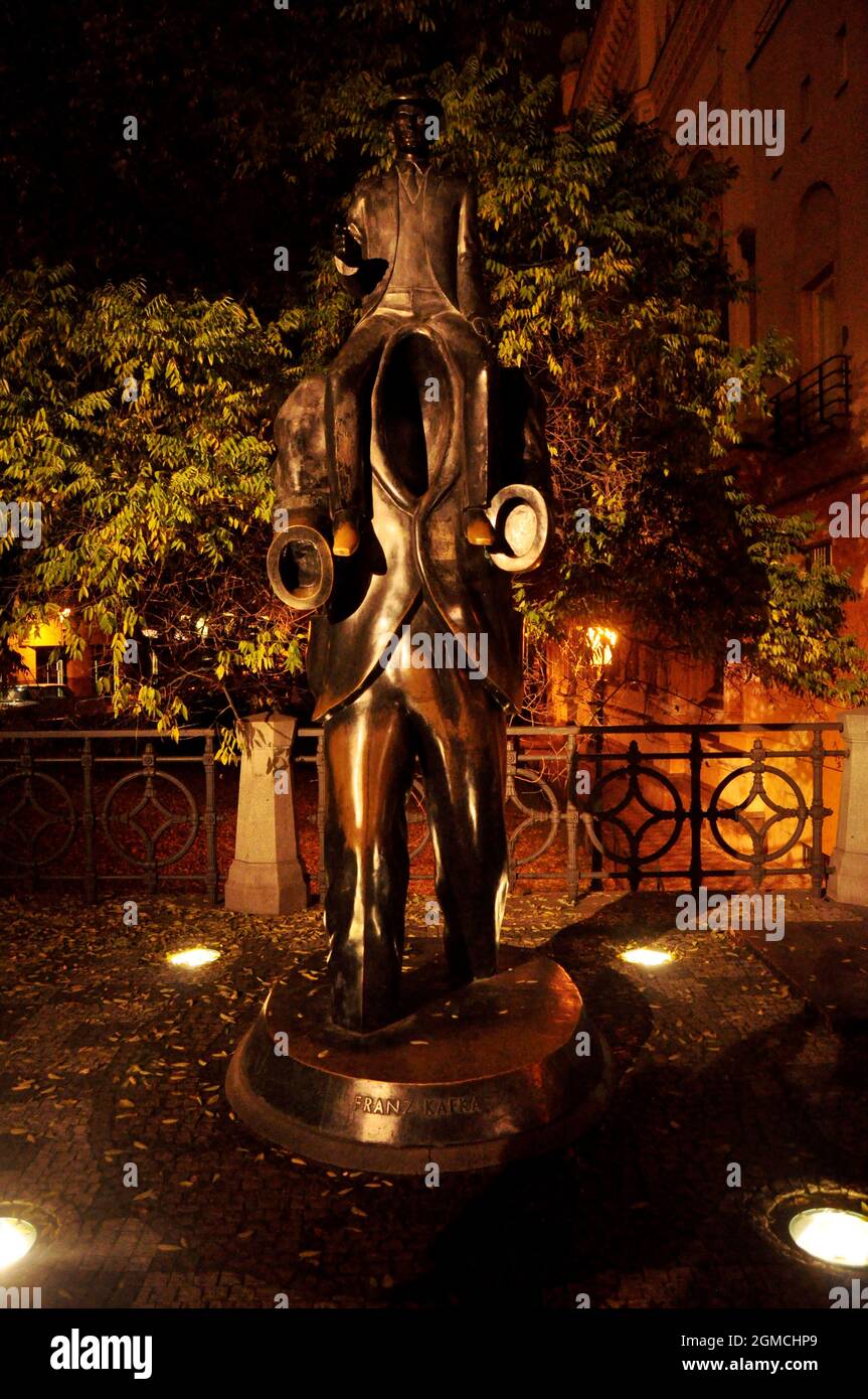 Skulptur Messingstatue von Franz Kafka auf Dusni und Vezenska Straße für Tschechien Menschen und ausländische Reisende Reise Besuch im jüdischen Viertel in Praha CI Stockfoto