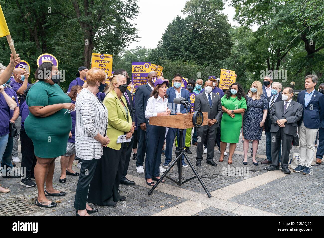 New York, NY - 17. September 2021: Gouverneurin Kathy Hochul spricht auf der SEIU 32BJ-Kundgebung am Columbus Circle Stockfoto