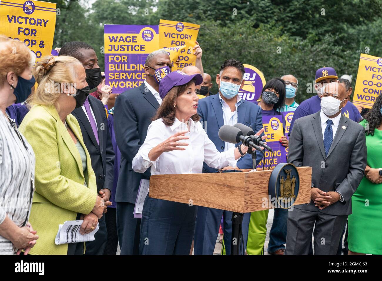 New York, NY - 17. September 2021: Gouverneurin Kathy Hochul spricht auf der SEIU 32BJ-Kundgebung am Columbus Circle Stockfoto