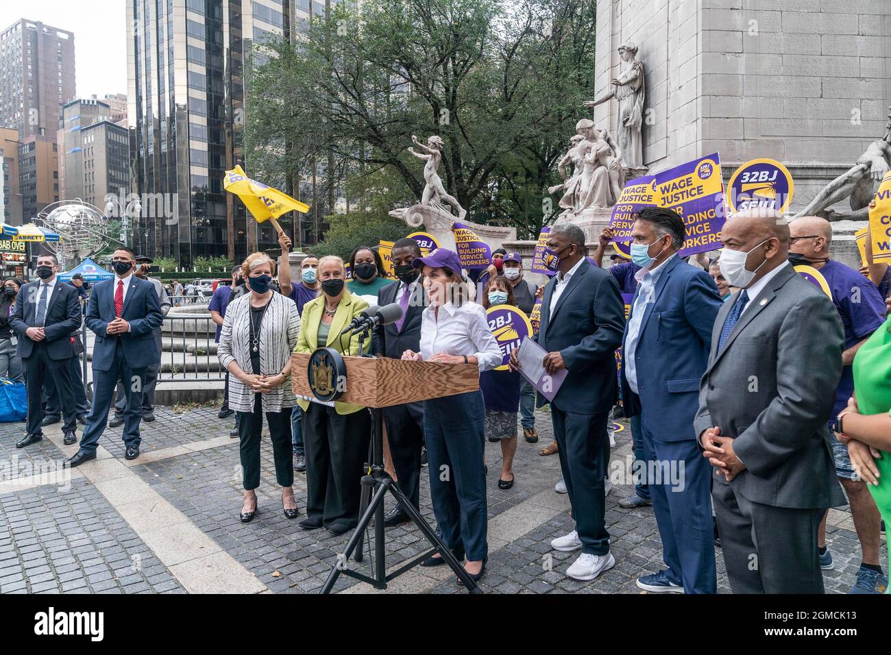 New York, USA. September 2021. Gouverneurin Kathy Hochul spricht bei der SEIU 32BJ-Kundgebung am Columbus Circle in New York am 17. September 2021. Der Gouverneur hob hervor, dass kürzlich ein Gesetz unterzeichnet wurde, das die Löhne für wichtige Servicemitarbeiter erhöhen soll. Gouverneur wurde von Vizegouverneur Brian Benjamin angeschlossen. (Bild: © Lev Radin/ZUMA Press Wire) Bild: ZUMA Press, Inc./Alamy Live News Stockfoto