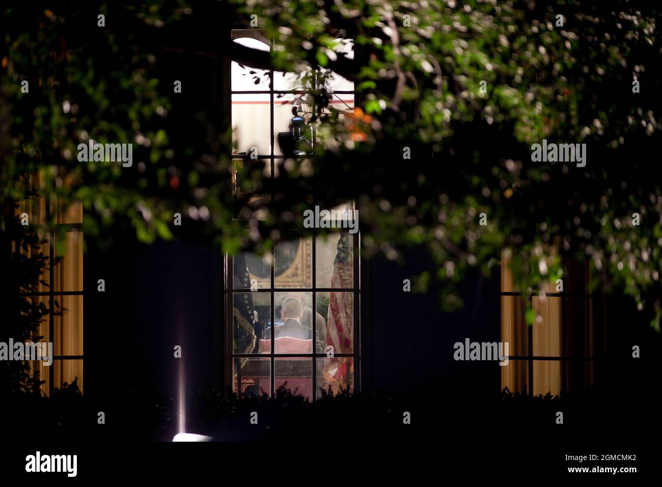 Präsident Barack Obama, fotografiert vom South Lawn des Weißen Hauses, hält vom Oval Office eine Rede an die Nation zum Ende der Kampfmission im Irak am 31. August 2010. (Offizielles Foto des Weißen Hauses von Lawrence Jackson) Dieses offizielle Foto des Weißen Hauses wird nur zur Veröffentlichung durch Nachrichtenorganisationen und/oder zum persönlichen Druck durch die Betreffenden des Fotos zur Verfügung gestellt. Das Foto darf in keiner Weise manipuliert werden und darf nicht in kommerziellen oder politischen Materialien, Anzeigen, E-Mails, Produkten oder Werbeaktionen verwendet werden, die in irgendeiner Weise eine Genehmigung oder ein Ende vorschlagen Stockfoto