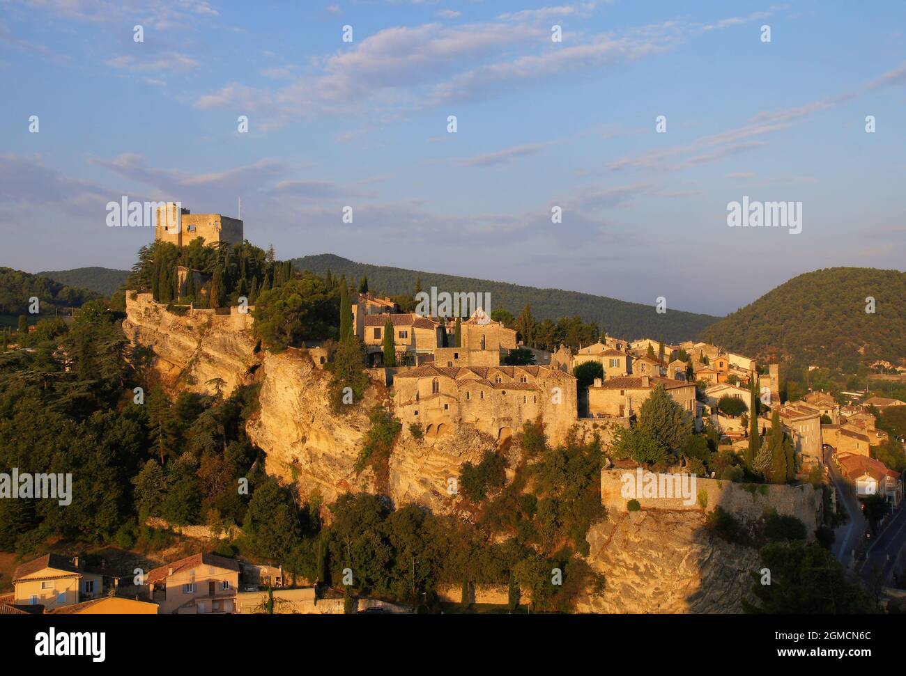 Schloss, Kathedrale und Stadt auf spektakulärem Felsvorsprung kurz nach Sonnenaufgang in Vaison la Romaine, Provence Alpes Cote d'Azur, Frankreich Stockfoto