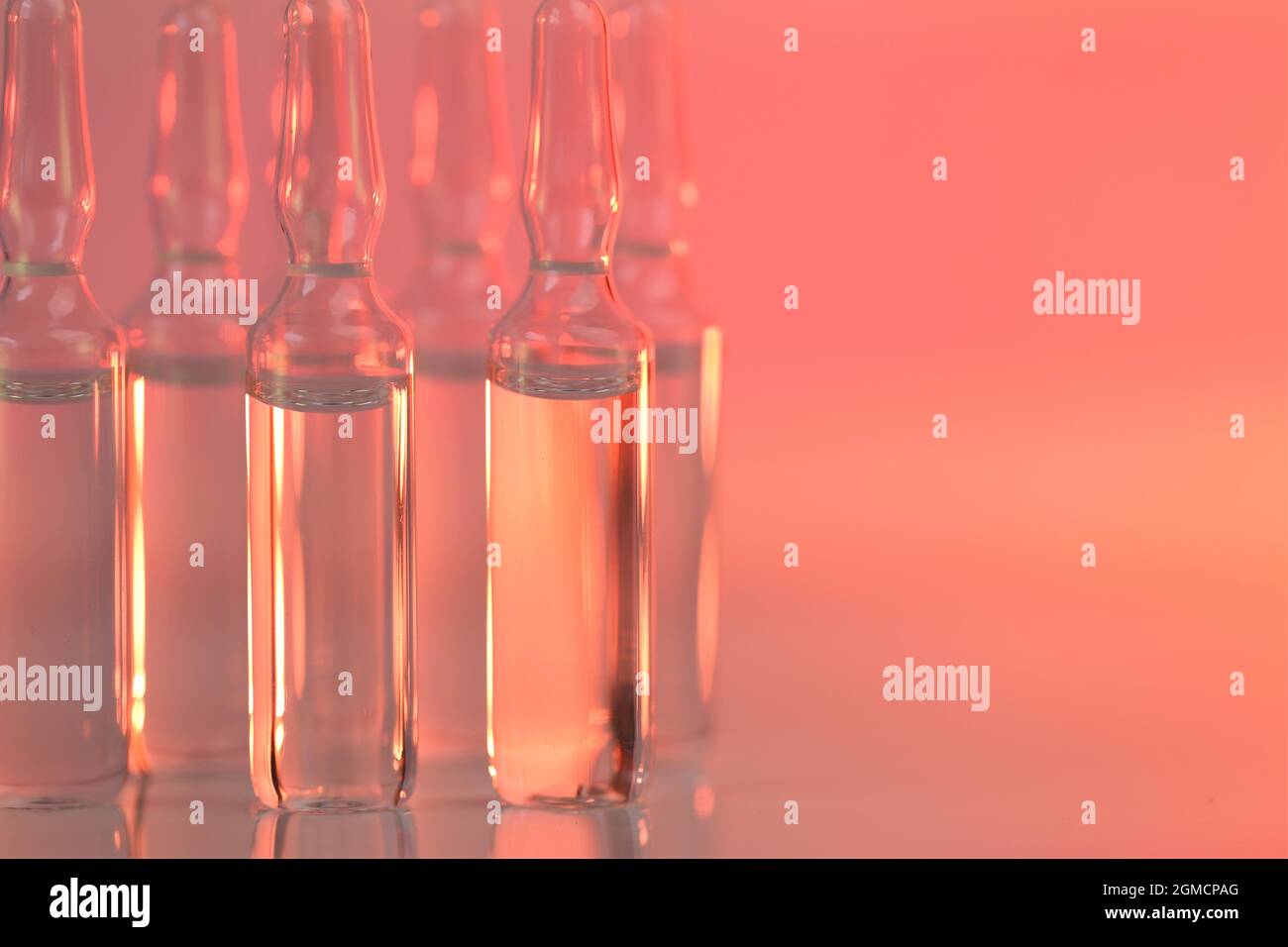 biorevitalisierung Behandlung, Mesotherapie-Lösung. Lösung für Injektion.Biotechnologie und Wissenschaft. Medizin und Pharmakologie.Transparente Apmules in Stockfoto