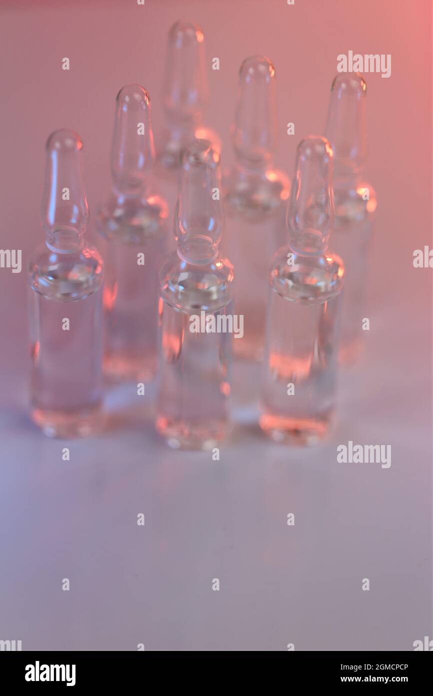 biorevitalisierung Behandlung, Mesotherapie-Lösung. Lösung für Injektion.Biotechnologie und Wissenschaft. Medizin und Pharmakologie.Transparente Apmulen Stockfoto