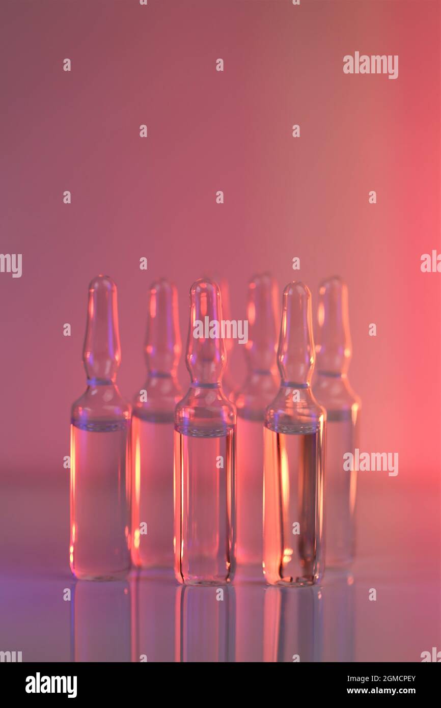 biorevitalisierung Behandlung, Mesotherapie-Lösung. Lösung für Injektion.Biotechnologie und Wissenschaft. Medizin und Pharmakologie.Transparente Apmules in Stockfoto